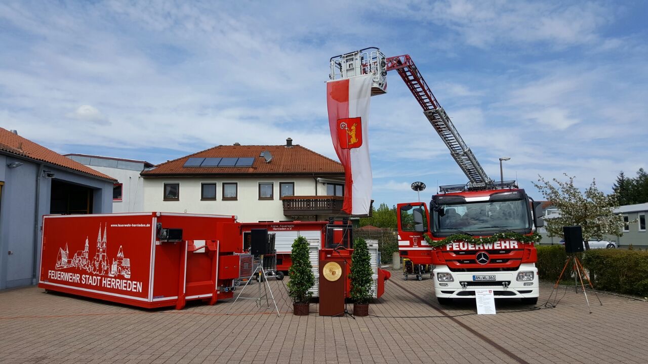 Übergabe des neuen Wechselladerfahrzeugs: