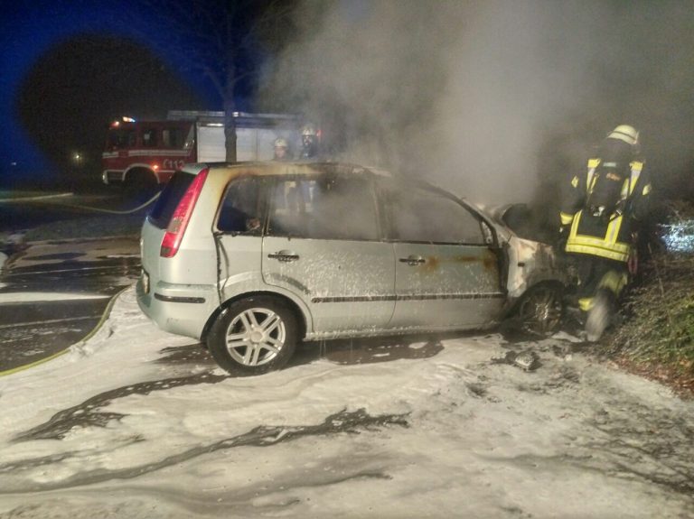 Mehr über den Artikel erfahren PKW in Vollbrand