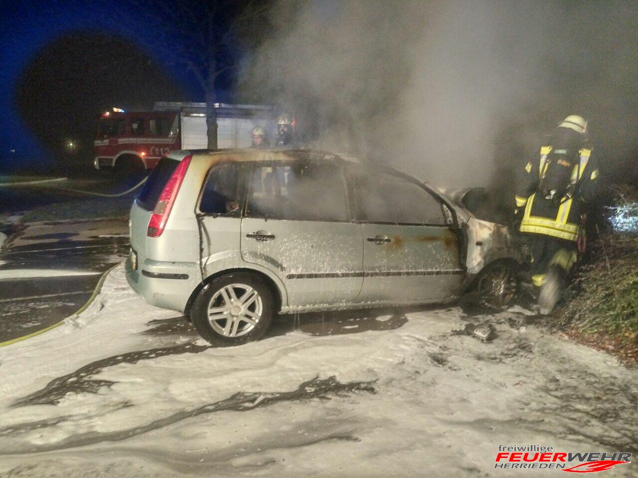 Mehr über den Artikel erfahren PKW in Vollbrand