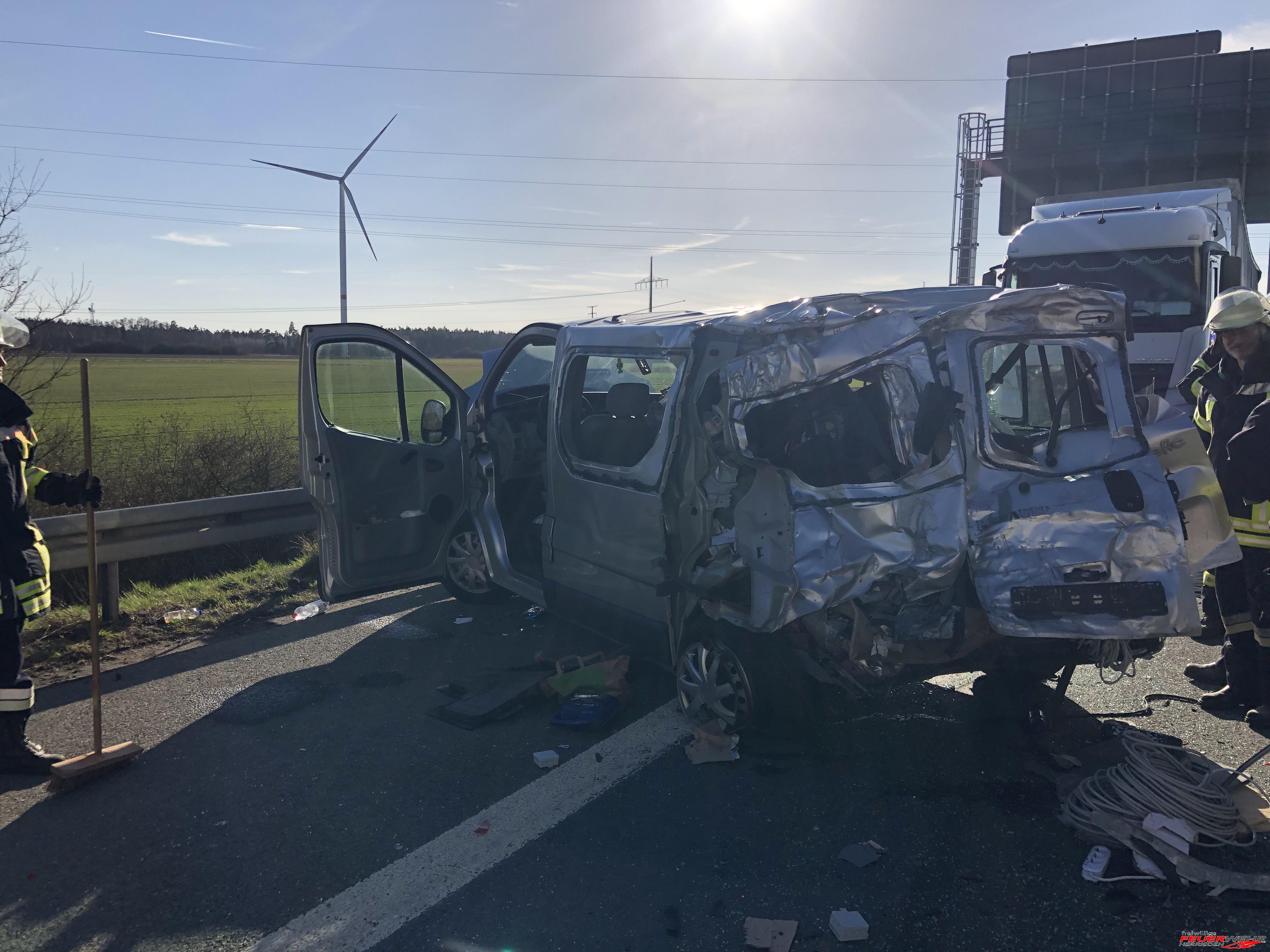 Mehr über den Artikel erfahren #018 / 2019 Verkehrsunfall mit mehreren LKW und Kleintransporter