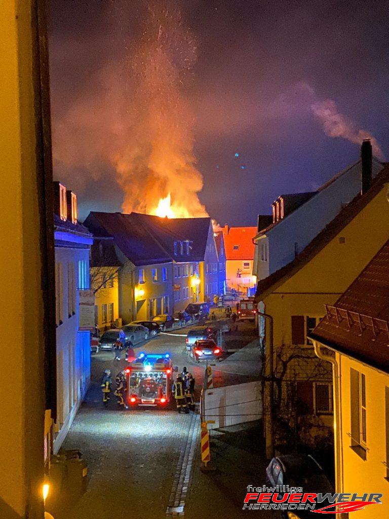 Mehr über den Artikel erfahren #3 Dachstuhlbrand Herrieden mit Personen in Gefahr