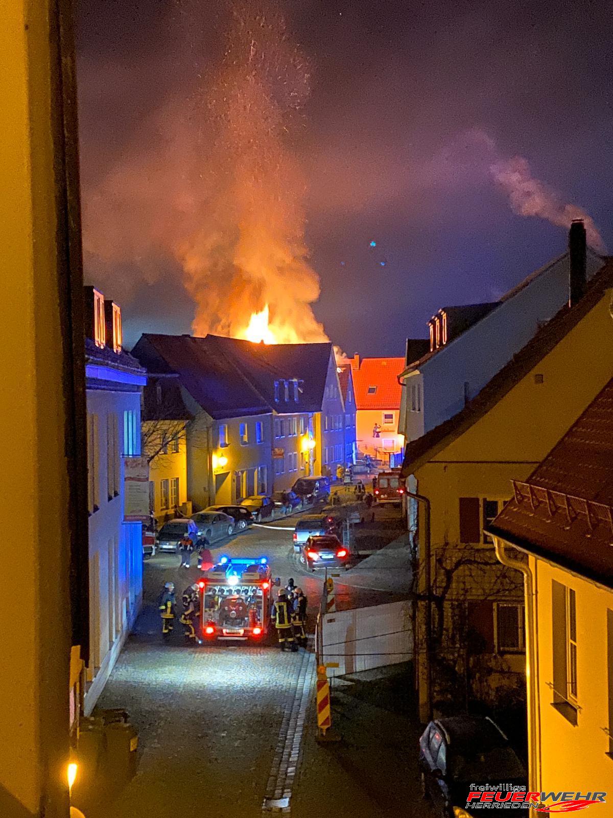 Mehr über den Artikel erfahren #3 Dachstuhlbrand Herrieden mit Personen in Gefahr
