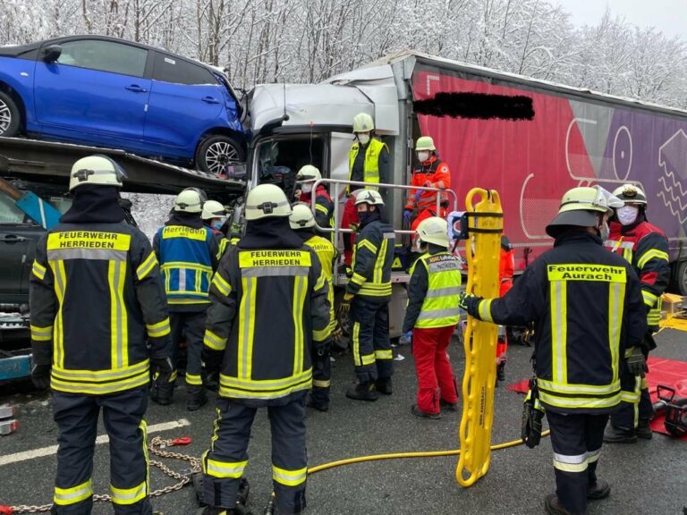 Mehr über den Artikel erfahren Schwerer LKW Unfall BAB6