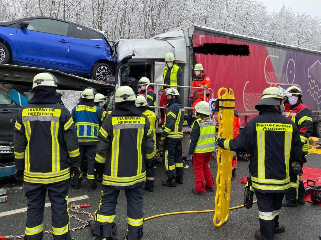 Mehr über den Artikel erfahren Schwerer LKW Unfall BAB6