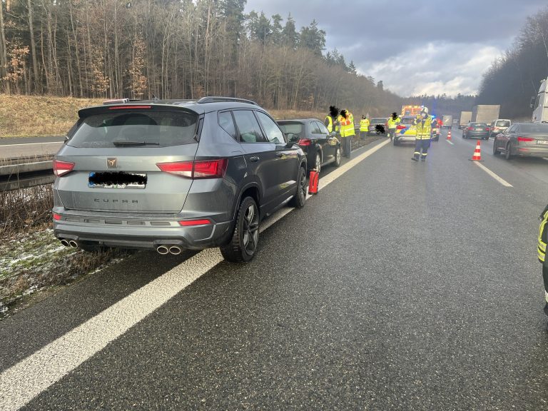Mehr über den Artikel erfahren Verkehrsunfall mit mehreren Fahrzeugen