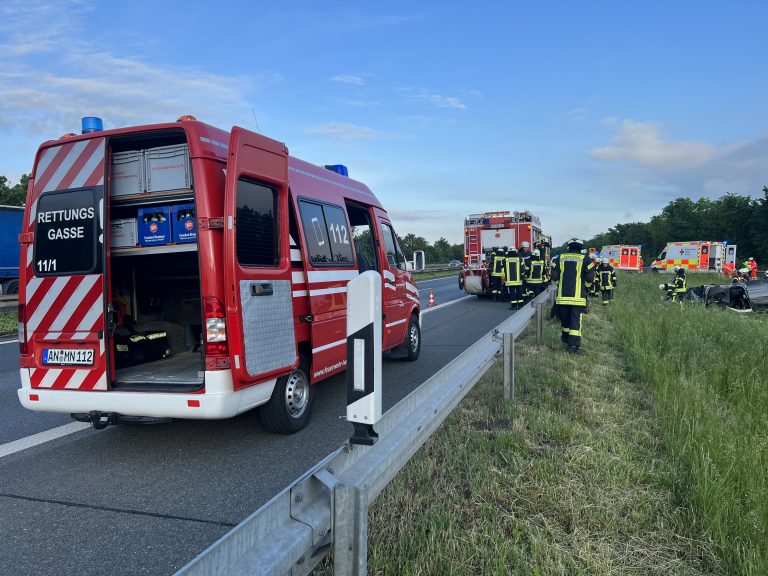 Mehr über den Artikel erfahren PKW auf Dach mehrere Personen eingeklemmt