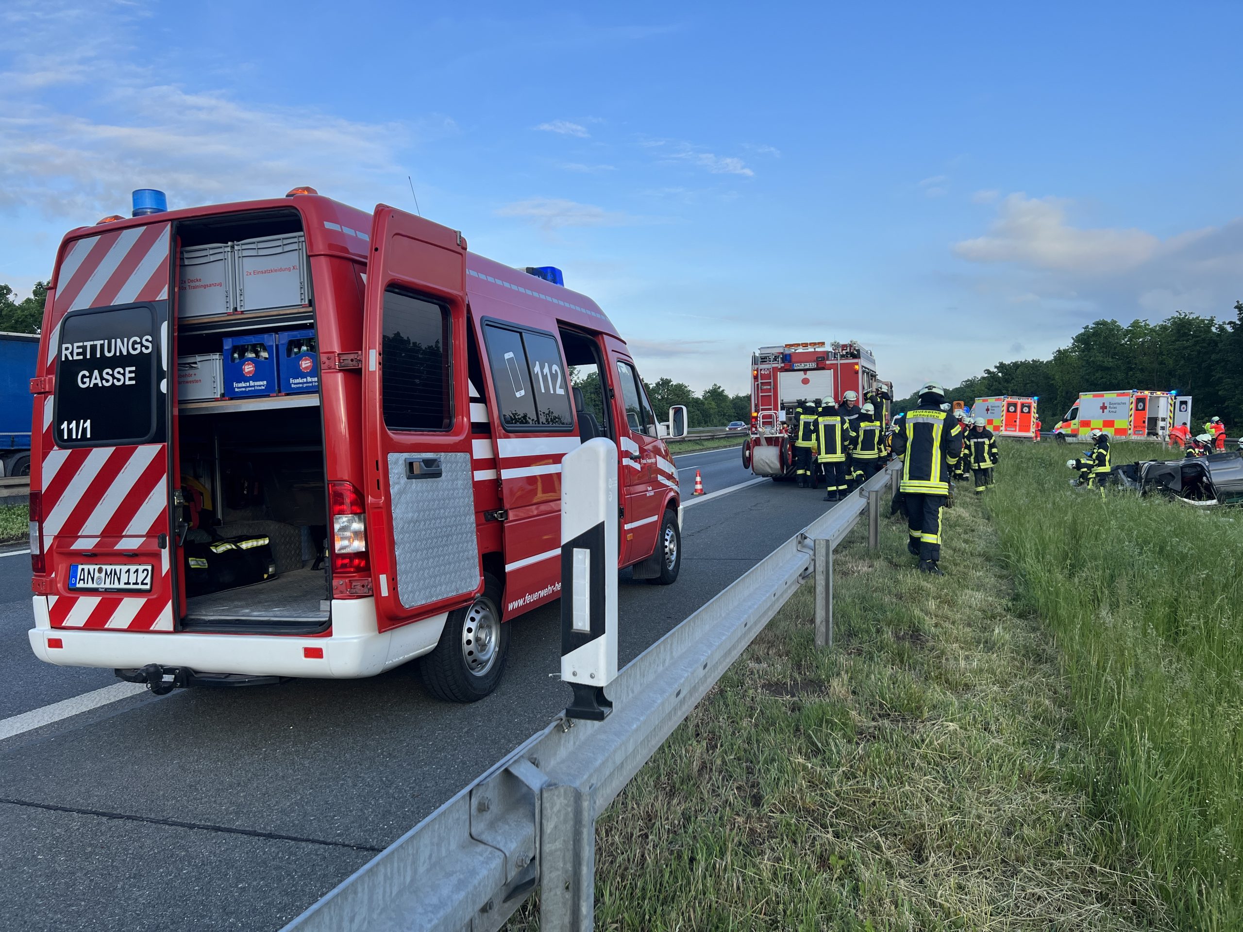 Mehr über den Artikel erfahren PKW auf Dach mehrere Personen eingeklemmt