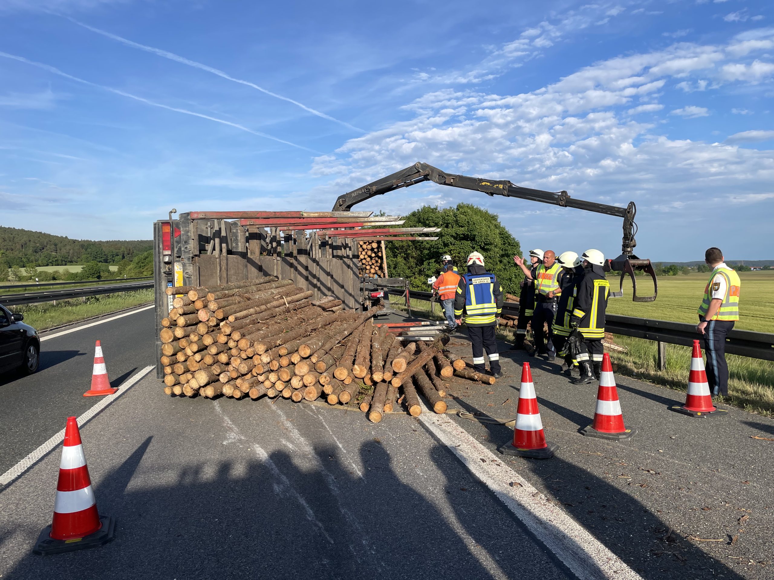 Mehr über den Artikel erfahren Holzanhänger auf A6 umgekippt