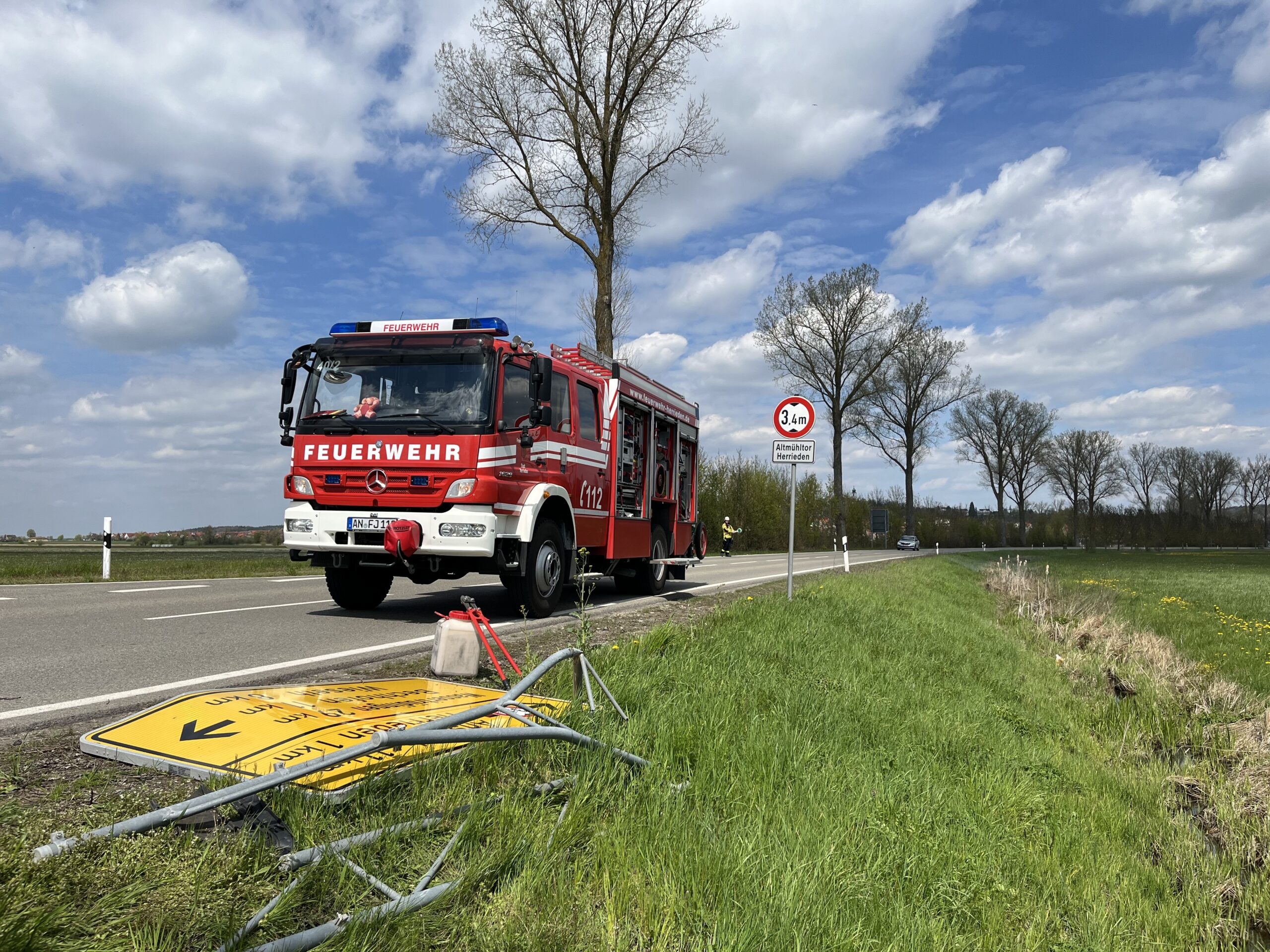 Mehr über den Artikel erfahren Verkehrsunfall, auslaufende Betriebsstoffe