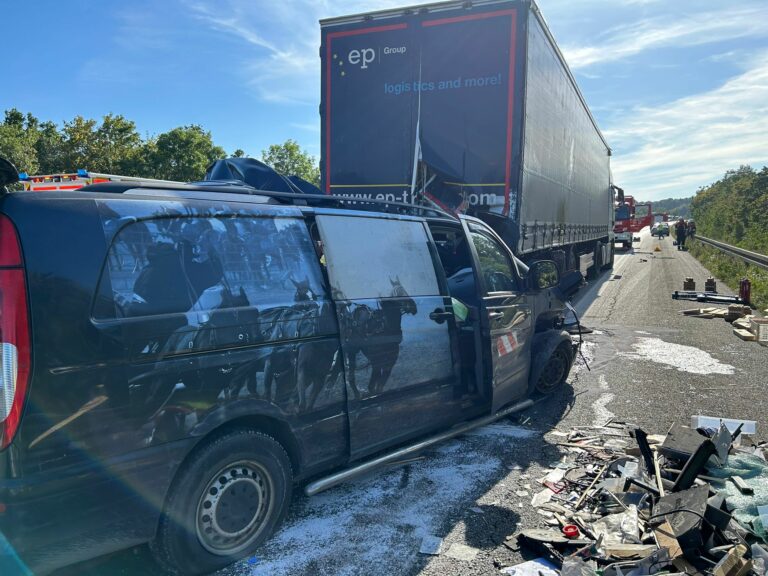 Mehr über den Artikel erfahren VU LKW mit eingeklemmter Person, BAB6