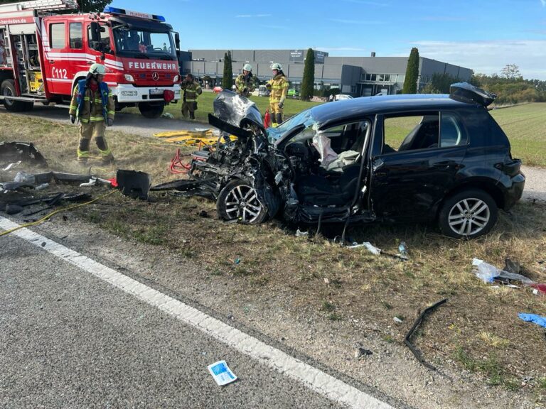 Mehr über den Artikel erfahren Schwerer Verkehrsunfall, Person eingeklemmt