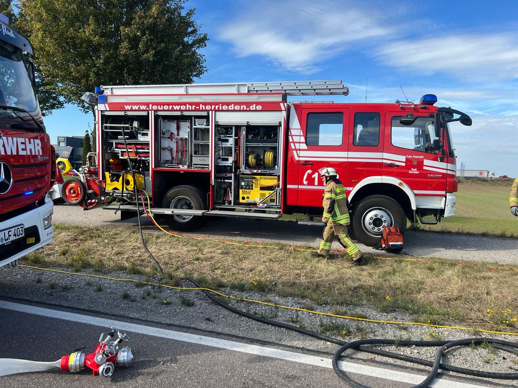 Mehr über den Artikel erfahren PKW Unfall, Person eingeklemmt