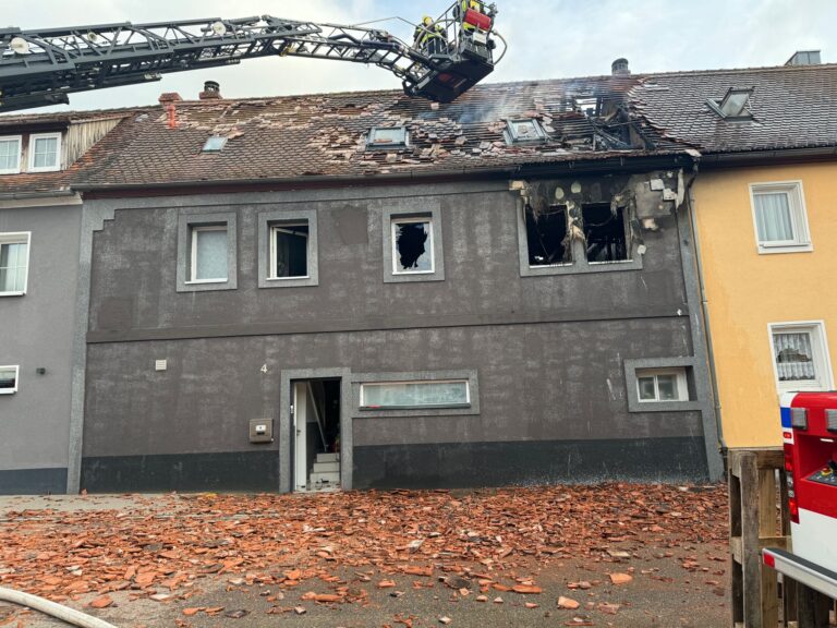Mehr über den Artikel erfahren Brand Dachstuhl, Leutershausen