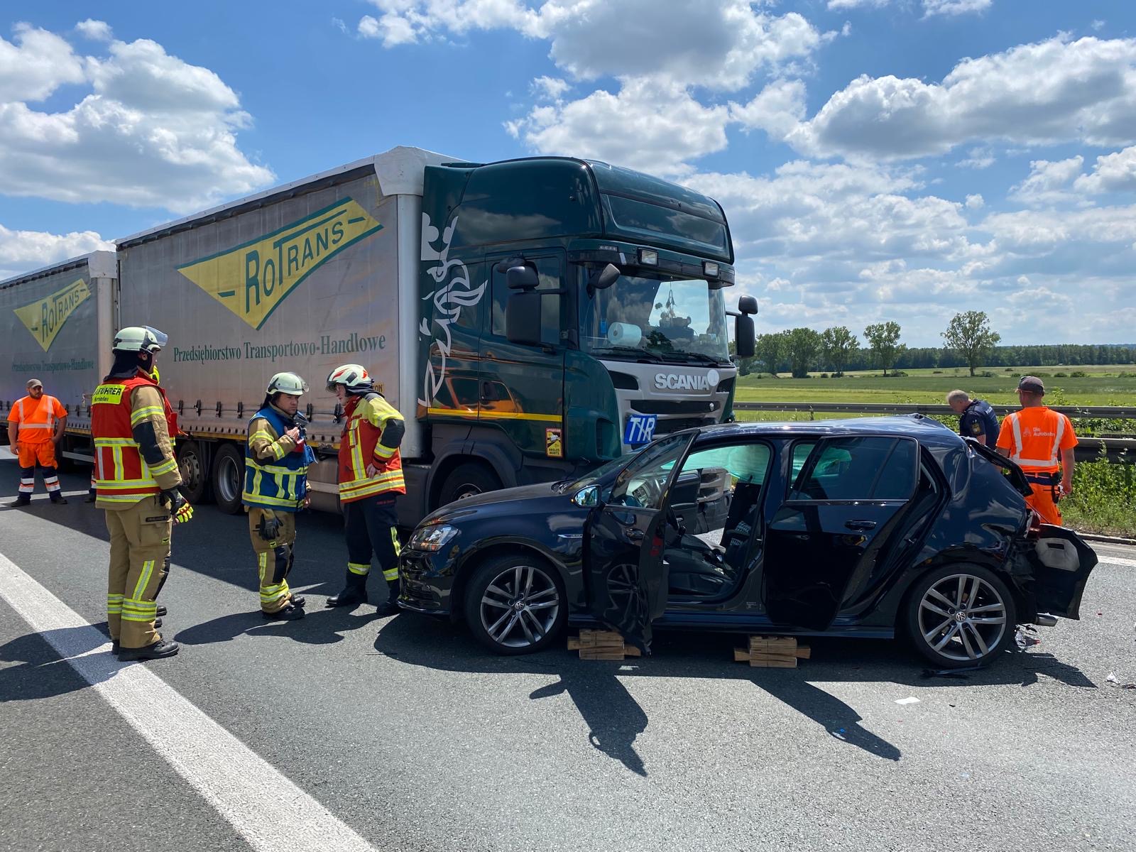 Mehr über den Artikel erfahren Verkehrsunfall mit LKW und PKW