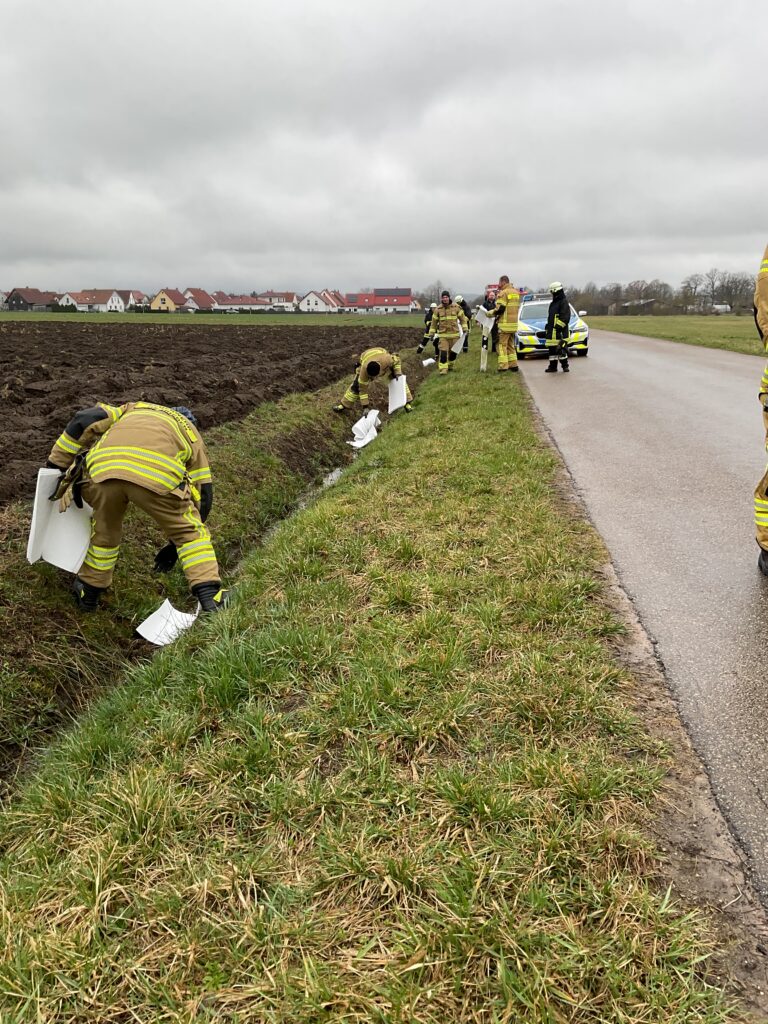 Mehr über den Artikel erfahren Öl auf fließendem Gewässer